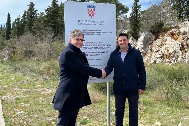 Slika Glavni ravnatelj Državne Geodetske uprave Antonio Šustić otvara katastarsku izmjeru